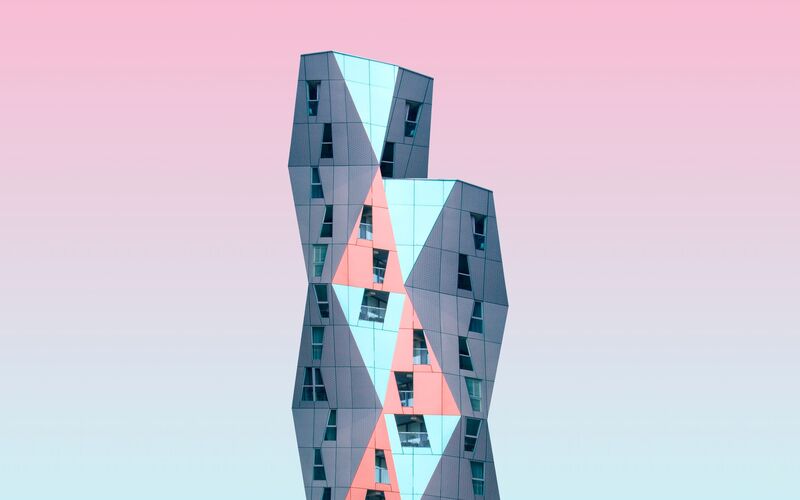 Moderne Architektur mit Farbverlauf im Himmel